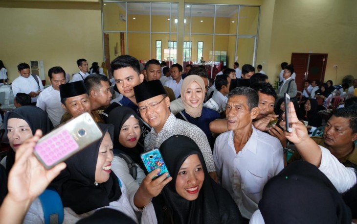 Gubernur Bengkulu Rohidin Mersyah berfoto bersama dengan para honorer