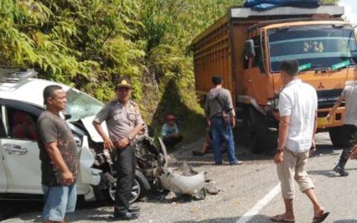 Pihak kepolisian dan masyarakat saat melakukan pengamanan dan membantu korban lakalantas