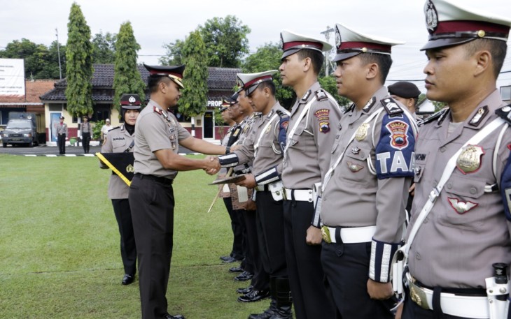 Kapolres Batang Beri Reward Tujuh Personel