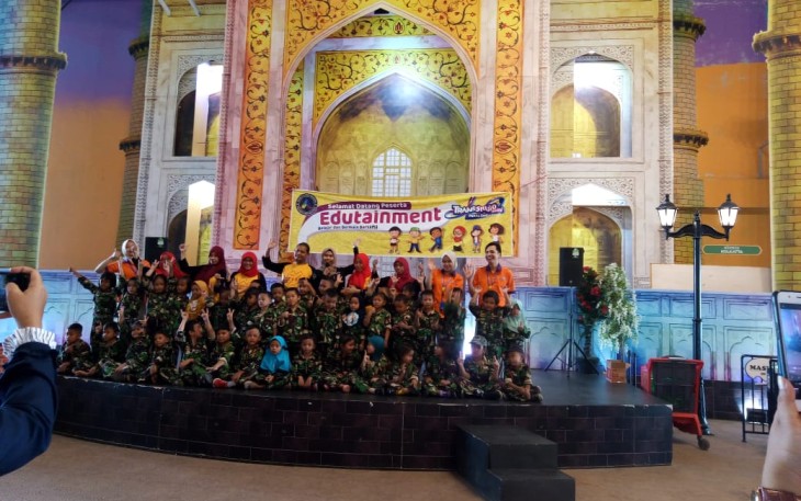 Outing Clas Jadikan Wahana Pengembangan Kreatifitas TK Kartika III-29