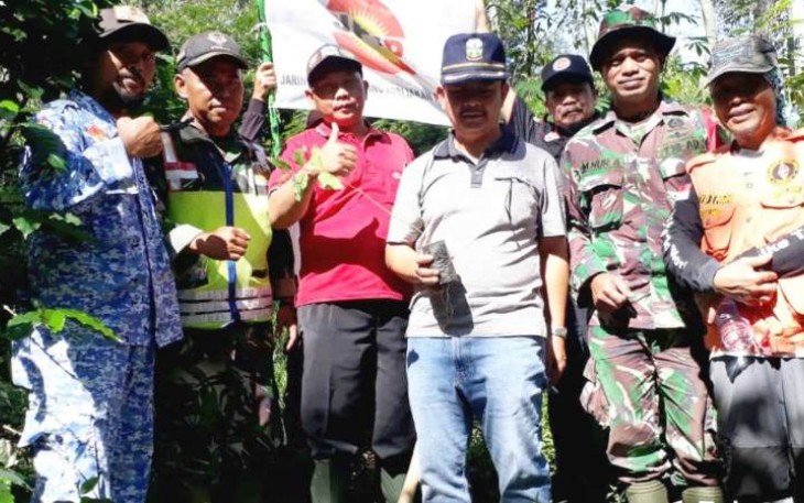 Ribuan Bibit Pohon Ditanam Ratusan Orang di Hutan Gunung Batu Cikajang Garut 