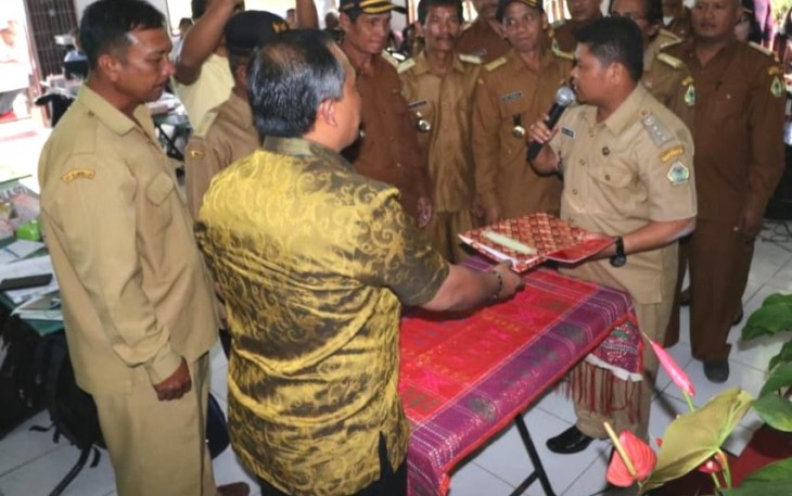 Camat Sianjurmulamula Rudi Sitorus (kanan) menyerahkan berita acara hasil musrenbang kepada Kepala Bappeda Samosir Rudi Siahaan (kiri)