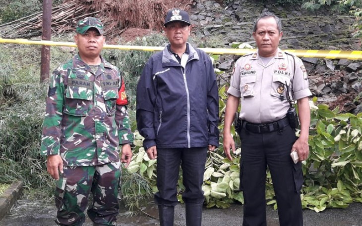 Babinsa Koramil 02/Pondok Gede Kodim 0507/Bekasi Cek Lokasi longsor