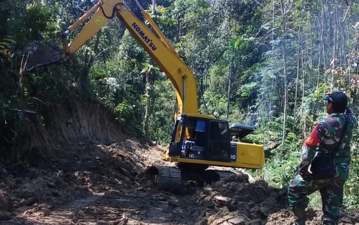 Pembukaan Jalan dalam Pra TMMD Kodim Simalungun