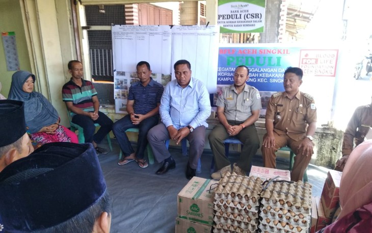 Bupati Aceh Singkil Dulmusrid saat menyambangi korban kebakaran Desa Ujung Singkil.