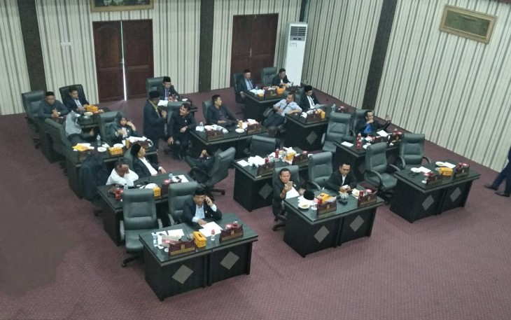 Para anggota DPRK Aceh Singkil saat hendak menggelar Rapat Paripurna digedung Dewan setempat.