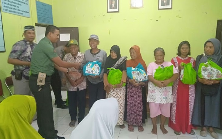 Babinsa Bagikan Sembako Bersama Muspika Wonosari  