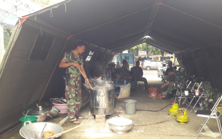Personil Kodim 0506/Tgr Masak di Dapur Umum