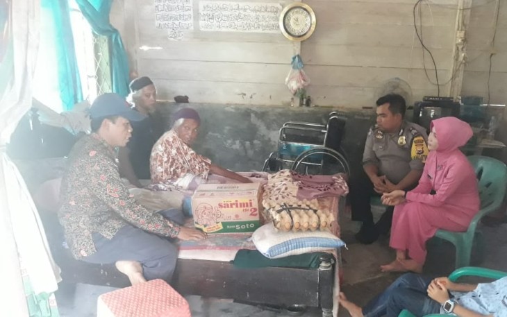 Bhabinkamtibmas Mukomuko Berbagi Kepada Warga Kurang Mampu