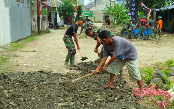 Antusias Warga Bantu Program TMMD di Depok