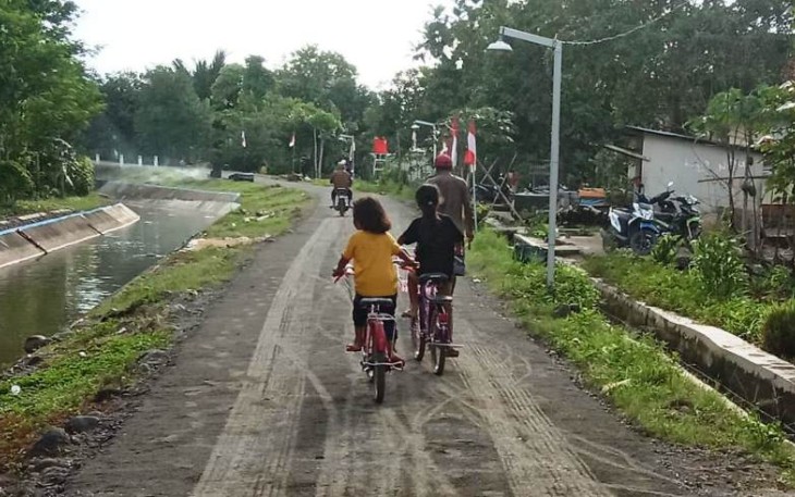Cerianya Anak-anak Pantirejo di Jalan Yang Selesai Dibangun Satgas TMMD Pekalongan