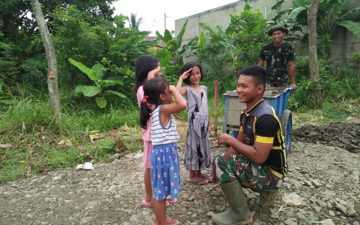 Tiba 3 Bocah Hormat ke Satgas