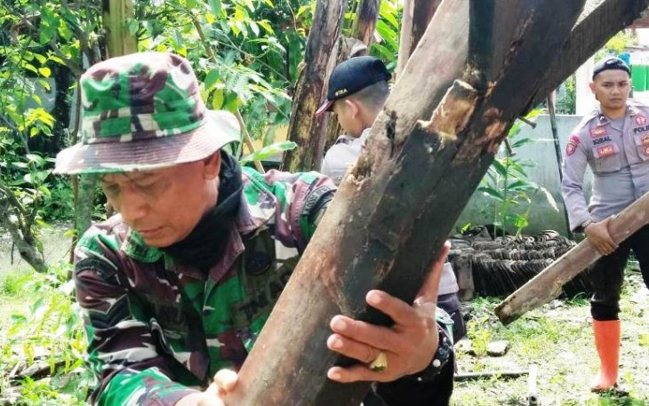 Satgas TMMD Reguler Pekalongan Super Hati-Hati Bongkar Rangka Kayu RTLH Yang Lapuk