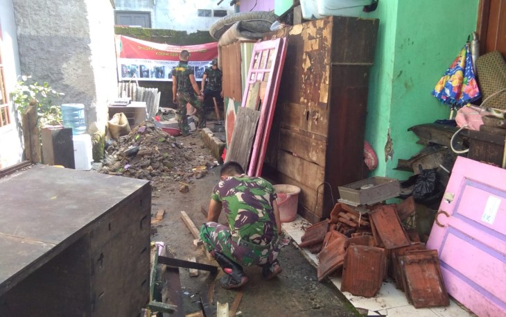 Hari Ke Dua Satgas TMMD Merehab Rumah Nona Rita