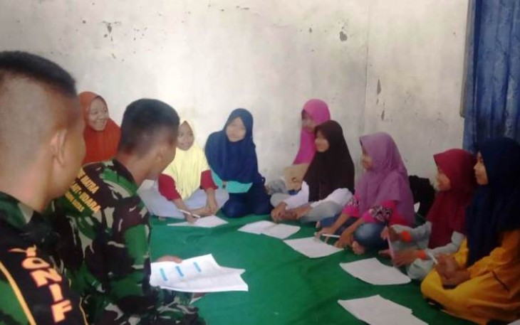 Anggota Satgas TMMD Jadi Guru Dadakan