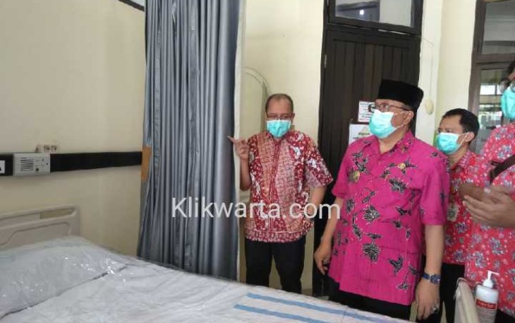 Plt Walikota Blitar Santoso saat meninjau ruang khusus perawatan pasien terjangkit virus korona di RSD Mardi Waluyo Kota Blitar 
