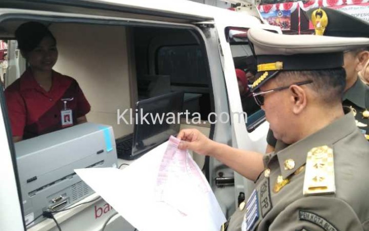 Plt Walikota Blitar Santoso saat membayar pajak secara online 