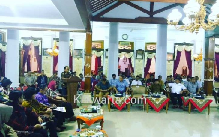 Bupati Rijanto saat menyampaikan sambutan di acara Rakor soal penanganan Virus Corona 