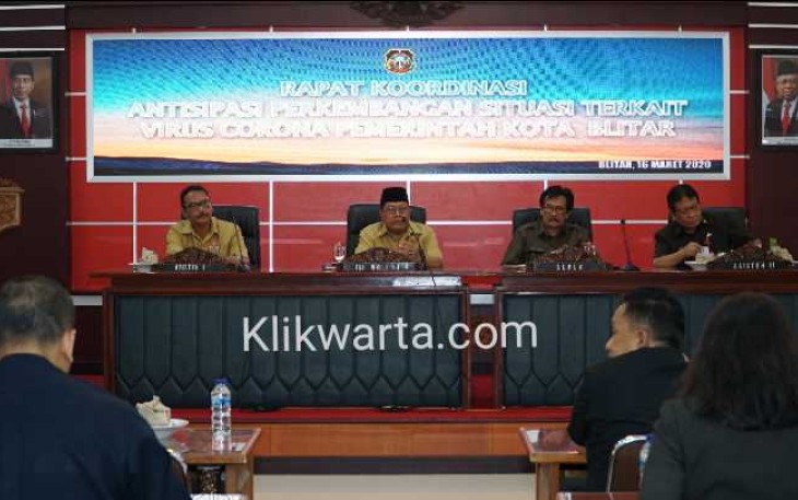 Plt Walikota Blitar Santoso (tiga dari kanan) saat memimpin Rakor Antisipasi Wabah Covid-19 