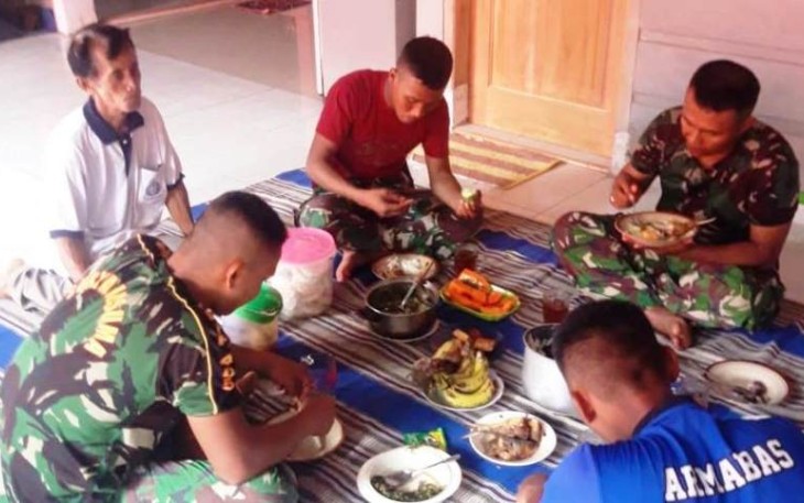 Makan bersama di rumah bapak asuh
