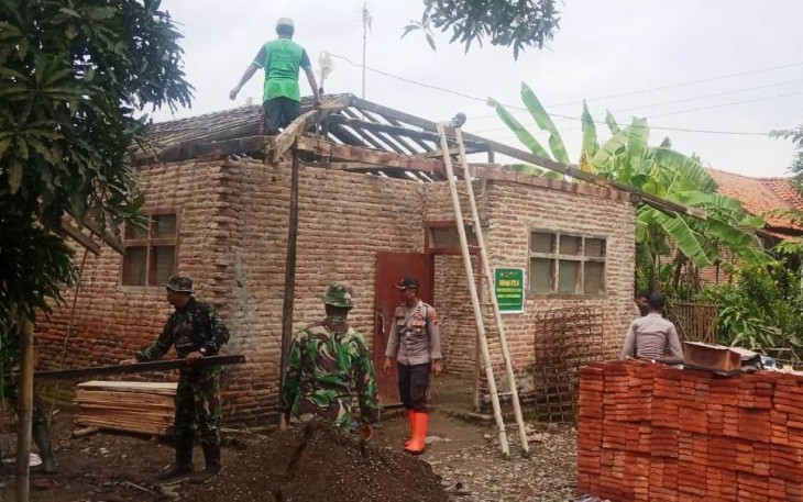 TNI Ganti Total Atap Rumah Bu Tutik