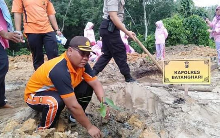 Polres Batanghari Tanam Pohon di Eks Ilegal Driling