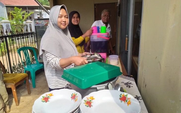 Emank-emak Bantu Masak untuk Satgas 