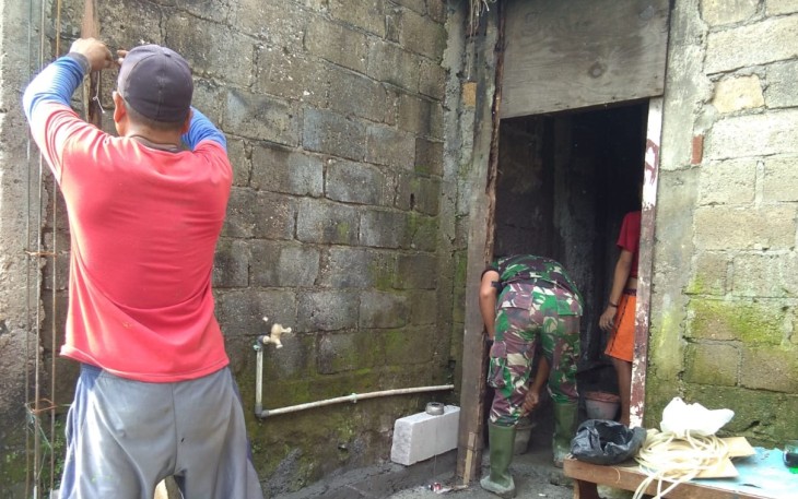 Dua Warga Ini Bantu Satgas TMMD Kodim Depok Renovasi Rutilahu di Cilodong
