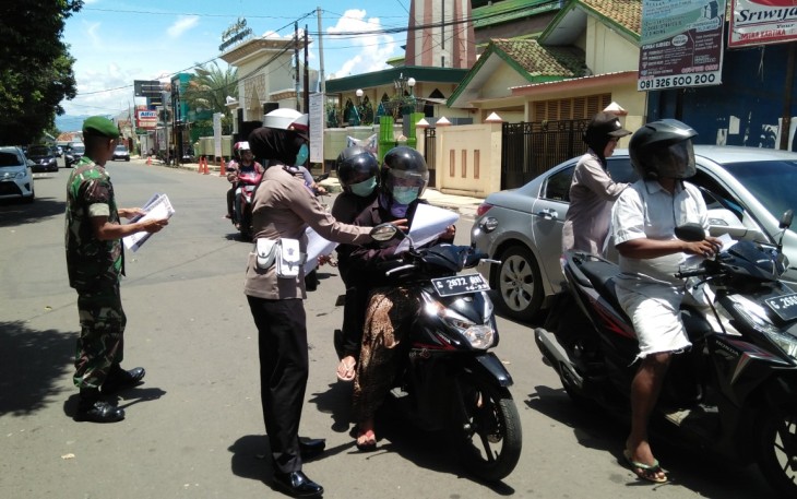 Polres Batang Bagikan Selebaran Kepada Pengendara
