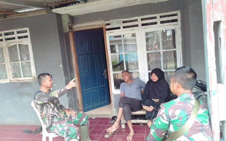 Waktu Istirahat Dimanfaatkan Anggota Satgas TMMD Komsos Dengan Warga