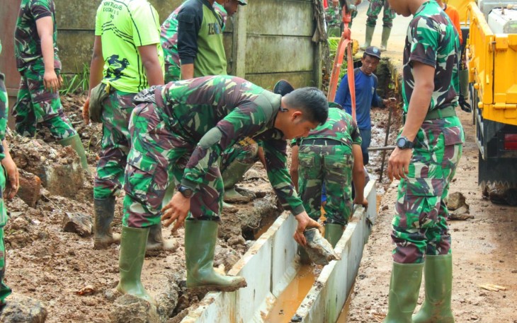 Warga Jatimulya Bantu Satgas TMMD Kodim Depok Pasang U-Ditch Pembuatan Drainase