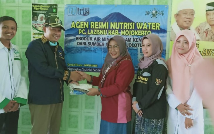 Angggota DPRD Jatim Bagi Masker