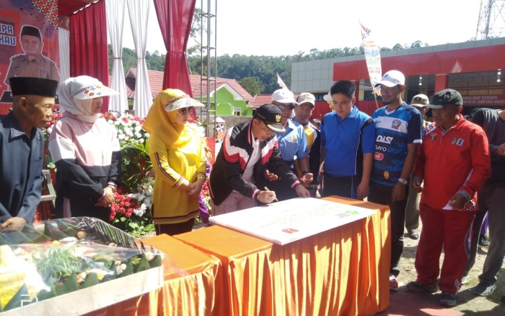 Penandatanganan prasasti oleh Bupati Lambar