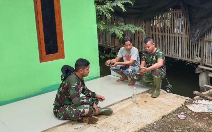 Disela-sela Istirahat Satgas TMMD Menyempatkan Komsos Dengan Warga