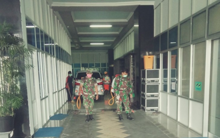 Danramil 02/Banjarsari dan Anggota Semprot Disinfektan Cegah Virus Covid-19