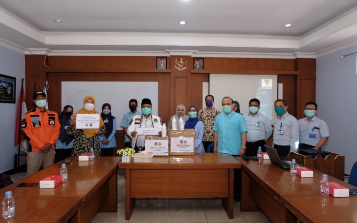 PKS Jatim Salurkan Bantuan untuk Tenaga Medis