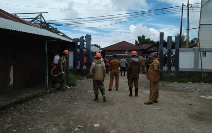 Penyemprotan Cairan Disinfektan di Pasar Rakyat Kota Piru SBB