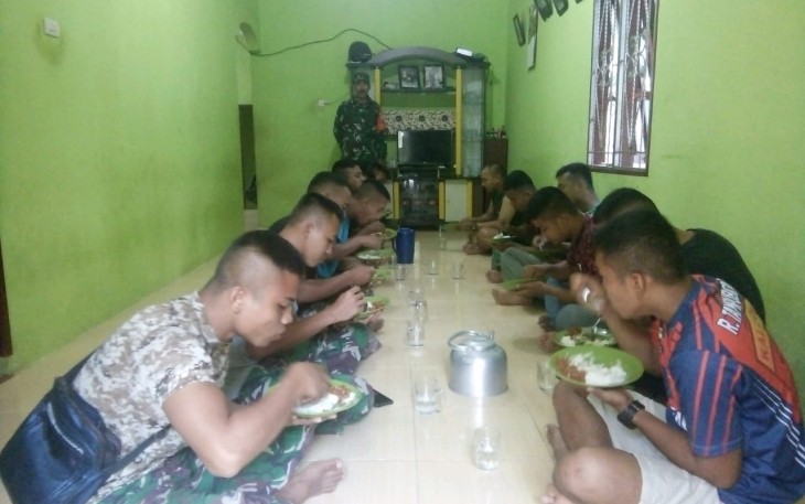 Babinsa Nagori Puli Buah Sosialisasi Pentingnya Kebersihan Tangan Sebelum Makan