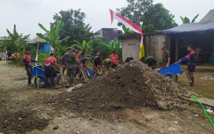 Semangat Satgas TMMD Kerjakan Pengerasan Jalan untuk Warga Depok 