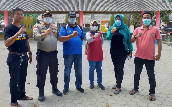 Kepala Desa Sebong Lagoi Lakukan Penyemprotan Disinfektan