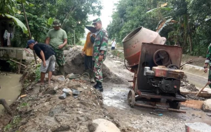 Danramil Ikut Kerja di Lokasi TMMD