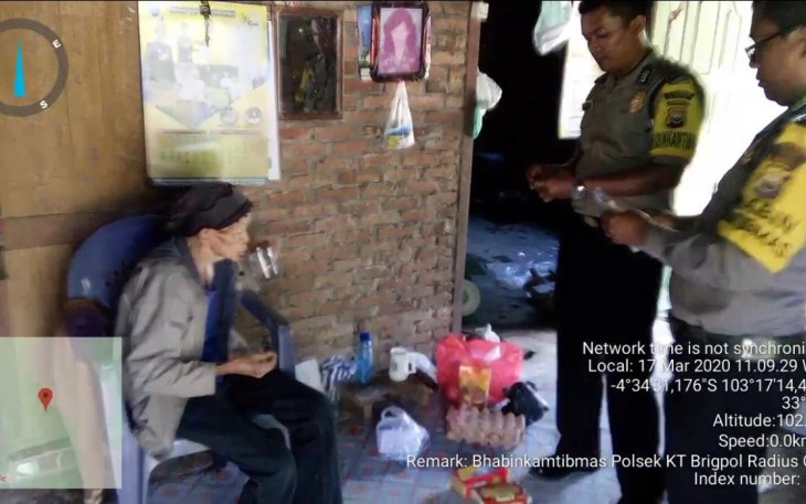 Bhabinkamtibmas Sigap Jemput Nenek Sakit Diantar Berobat