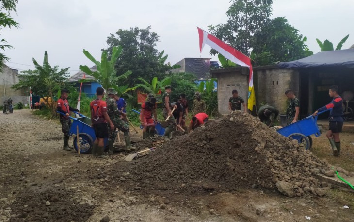 Satgas TMMD Berbaur dengan Masyarakat 