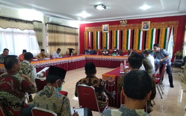 Bupati bersama Wakil Bupati Aceh Singkil menggelar rapat pertemuan dengan para Kepala SKPK jajaran Pemkab setempat di Opp Room Kantor Bupati.