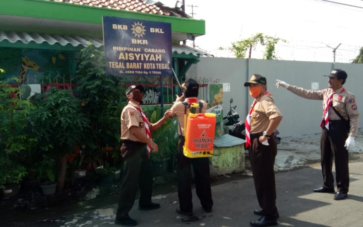 Pramuka Kota Tegal Semprotkan Disifektan di Berbagai Sekolah