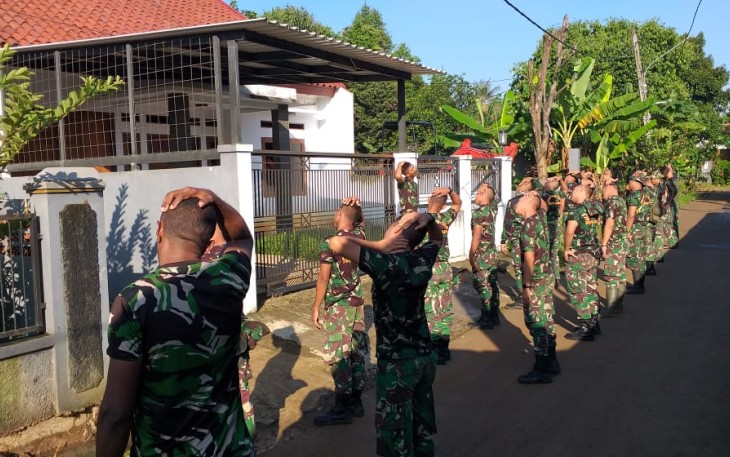 Personel Satgas TMMD Kodim Depok Olahraga Pagi di Lokasi Sasaran