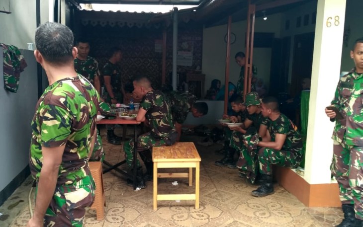 Kehangatan Sarapan Pagi Warga dan Satgas TMMD Kodim Depok