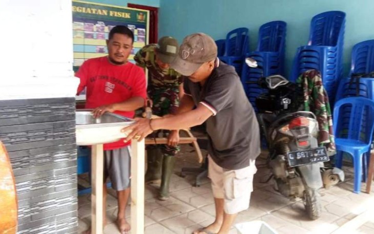 Satgas TMMD Pekalongan Pasang Wastafel Di Balai Desa Pantirejo