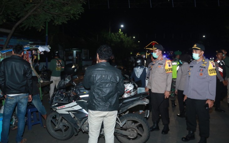 Giatkan Patroli Malam Ingatkan Warga untuk Tidak Berkerumun
