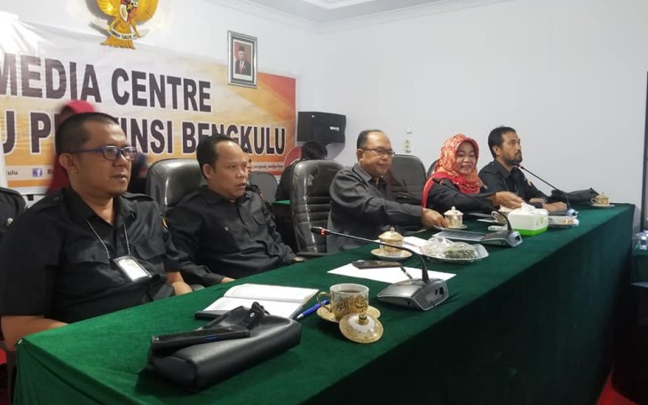 Anggota BAwaslu Provinsi Bengkulu Saat Mendengarkan Video Conference Dari Bawaslu RI 